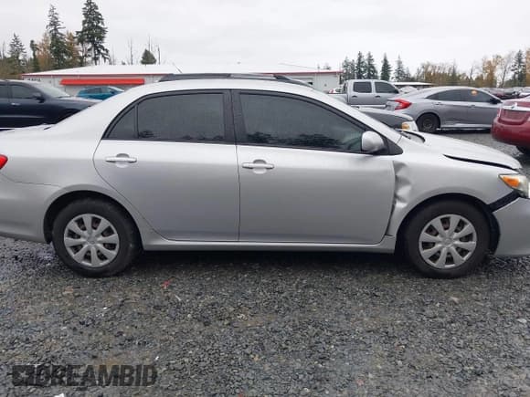 ✅ 2011 Toyota Corolla LE • VIN: JTDBU4EE6BJ090972 • Lot: 43693295. Wystawiony na IAAI z przebiegiem 246 193 mil. Bezpłatny archiwum sprzedaży aukcyjnych z USA i szczegółowy raport historii pojazdu na DreamBid. Zdjęcie 13.
