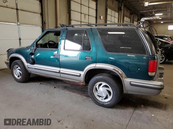 ✅ 1998 Chevrolet Blazer LS • VIN: 1GNDT13W2W2263240 • Lot: 56915955. Wystawiony na Copart z przebiegiem Nie podano. Bezpłatny archiwum sprzedaży aukcyjnych z USA i szczegółowy raport historii pojazdu na DreamBid. Zdjęcie 2.