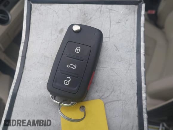 ✅ 2015 Volkswagen Passat S • VIN: 1VWAT7A36FC086898 • Lot: 43900114. Wystawiony na IAAI z przebiegiem 158 124 mil. Bezpłatny archiwum sprzedaży aukcyjnych z USA i szczegółowy raport historii pojazdu na DreamBid. Zdjęcie 11.