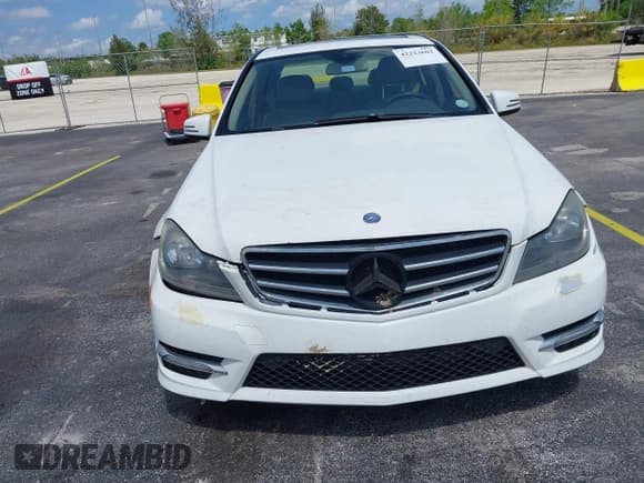 ✅ 2014 Mercedes-Benz C 250 Sport • VIN: WDDGF4HB0EG255701 • Lot: 42213602. Wystawiony na IAAI z przebiegiem 107 102 mil. Bezpłatny archiwum sprzedaży aukcyjnych z USA i szczegółowy raport historii pojazdu na DreamBid. Zdjęcie 6.