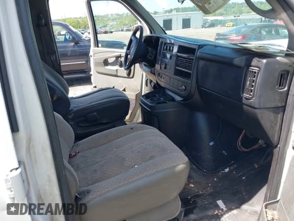 ✅ 2011 Chevrolet Express Cargo • VIN: 1GCSGAFX5B1149354 • Lot: 42196706. Listed on IAAI with Not provided. Free auction sales archive from the USA and detailed vehicle history report at DreamBid. Image 5.