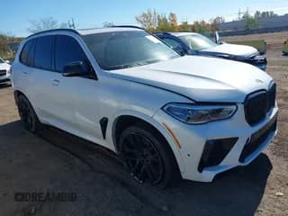 ✅ 2022 BMW X5 M • VIN: 5YMJU0C08N9L13926 • Lot: 43417708. Wystawiony na IAAI z przebiegiem 61 534 mil. Bezpłatny archiwum sprzedaży aukcyjnych z USA i szczegółowy raport historii pojazdu na DreamBid. Zdjęcie 1.