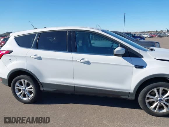 ✅ 2019 Ford Escape SE • VIN: 1FMCU9GDXKUA21623 • Lot: 43615704. Wystawiony na IAAI z przebiegiem 89 170 mil. Bezpłatny archiwum sprzedaży aukcyjnych z USA i szczegółowy raport historii pojazdu na DreamBid. Zdjęcie 14.