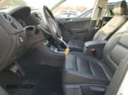 ✅ 2016 Volkswagen Tiguan SEL • VIN: WVGBV7AX0GW547500 • Lot: 84235004. Wystawiony na Copart z przebiegiem 76 679 mil. Bezpłatny archiwum sprzedaży aukcyjnych z USA i szczegółowy raport historii pojazdu na DreamBid. Zdjęcie 7.