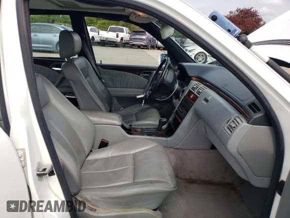 ✅ 1996 Mercedes-Benz E 320 • VIN: WDBJF55F7TJ008297 • Lot: 57454525. Listed on Copart with 140,889 mi. Free auction sales archive from the USA and detailed vehicle history report at DreamBid. Image 7.