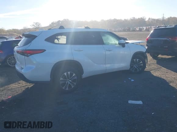 ✅ 2021 Toyota Highlander XLE • VIN: 5TDGZRBHXMS131452 • Lot: 43434578. Listed on IAAI with 88,546 mi. Free auction sales archive from the USA and detailed vehicle history report at DreamBid. Image 4.