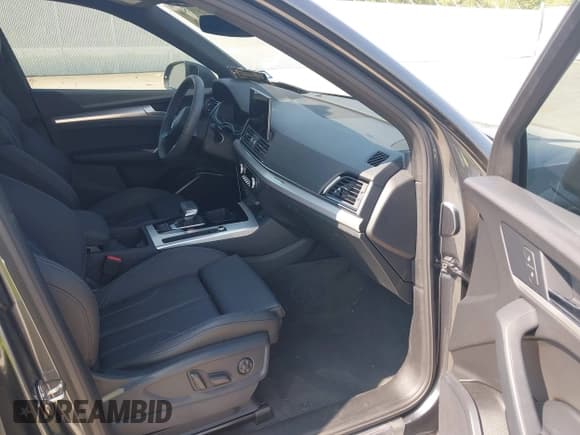 ✅ 2024 Audi Q5 S line Premium • VIN: WA1GAAFY1R2103406 • Лот: 43008540. Опубликован ранее на IAAI с пробегом 5 065 миль. Бесплатный доступ к архиву аукционных продаж из США и подробный отчёт об истории автомобиля на DreamBid. Изображение 5.