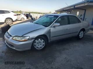 1998 Honda Accord LX z VIN 1HGCG5647WA082037, wystawiony jako Copart lot #84946085 z przebiegiem 156 715 mil mil oraz Szkoda całkowita • Salvage title. Historia ofert i sprzedaży dostępna na DreamBid. Obrazek 1.