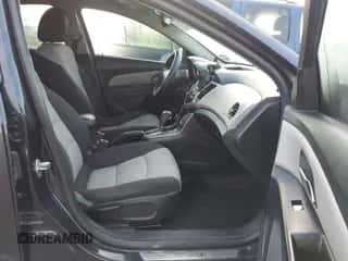 2014 Chevrolet Cruze LS z VIN 1G1PA5SH4E7265880, wystawiony jako IAAI lot #43449000 z przebiegiem 160 393 mil mil oraz . Historia ofert i sprzedaży dostępna na DreamBid. Obrazek 5.