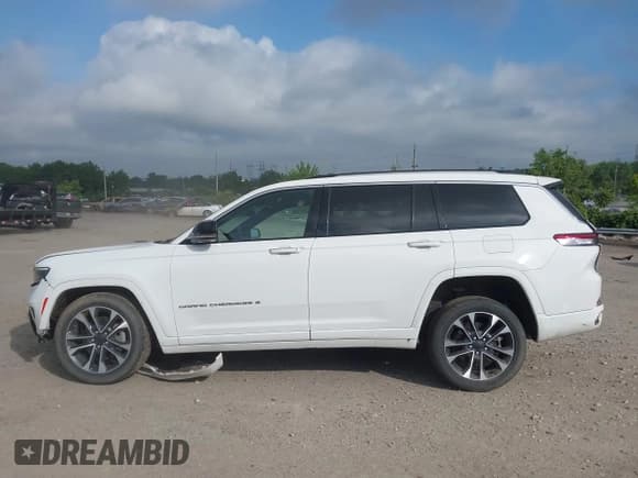 ✅ 2021 Jeep Grand Cherokee Overland • VIN: 1C4RJKDG0M8130973 • Lot: 42727551. Wystawiony na IAAI z przebiegiem 56 599 mil. Bezpłatny archiwum sprzedaży aukcyjnych z USA i szczegółowy raport historii pojazdu na DreamBid. Zdjęcie 14.