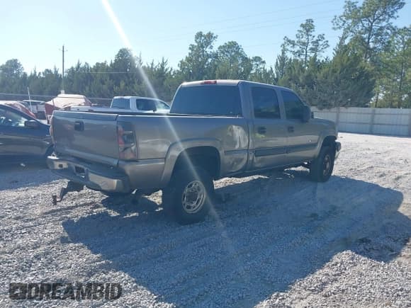 ✅ 2006 Chevrolet Silverado 2500HD Work Truck • VIN: 1GCHC23U06F122366 • Lot: 43701699. Wystawiony na IAAI z przebiegiem 330 993 mil. Bezpłatny archiwum sprzedaży aukcyjnych z USA i szczegółowy raport historii pojazdu na DreamBid. Zdjęcie 4.