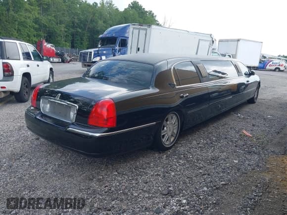 ✅ 2007 Lincoln Town Car Executive • VIN: 1L1FM88W97Y602572 • Лот: 42720937. Опубликован ранее на IAAI с пробегом 61 347 миль. Бесплатный доступ к архиву аукционных продаж из США и подробный отчёт об истории автомобиля на DreamBid. Изображение 4.