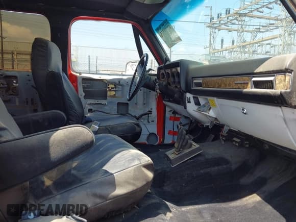 ✅ 1991 GMC Suburban • VIN: 1GKGR26N7MF513031 • Лот: 42179575. Опубликован ранее на IAAI с пробегом 68 871 миль. Бесплатный доступ к архиву аукционных продаж из США и подробный отчёт об истории автомобиля на DreamBid. Изображение 5.