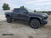 ✅ 2024 Toyota Tacoma SR5 • VIN: 3TMLB5JNXRM072929 • Lot: 71908355. Wystawiony na Copart z przebiegiem 5 305 mil. Bezpłatny archiwum sprzedaży aukcyjnych z USA i szczegółowy raport historii pojazdu na DreamBid. Zdjęcie 4.