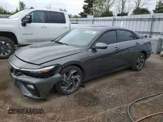 2024 Hyundai Elantra Preferred z VIN KMHLN4DGXRU707220, wystawiony jako Copart lot #68086645 z przebiegiem 52 023 mil mil oraz Szkoda całkowita • Salvage title. Historia ofert i sprzedaży dostępna na DreamBid. Obrazek 1.