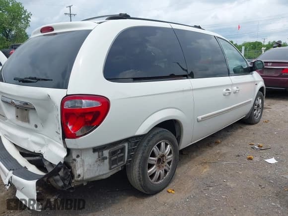 ✅ 2007 Chrysler Town & Country Touring • VIN: 2A4GP54L87R273936 • Lot: 42181459. Wystawiony na IAAI z przebiegiem 201 571 mil. Bezpłatny archiwum sprzedaży aukcyjnych z USA i szczegółowy raport historii pojazdu na DreamBid. Zdjęcie 4.