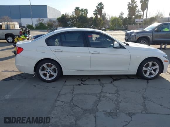✅ 2013 BMW 3 Series 328i xDrive • VIN: WBA3B5G54DNP40324 • Lot: 41702014. Wystawiony na IAAI z przebiegiem 126 932 mil. Bezpłatny archiwum sprzedaży aukcyjnych z USA i szczegółowy raport historii pojazdu na DreamBid. Zdjęcie 13.