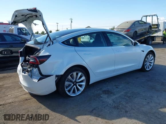 ✅ 2018 Tesla Model 3 Long Range Battery • VIN: 5YJ3E1EB4JF134317 • Lot: 43208237. Wystawiony na IAAI z przebiegiem 86 720 mil. Bezpłatny archiwum sprzedaży aukcyjnych z USA i szczegółowy raport historii pojazdu na DreamBid. Zdjęcie 4.