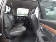 ✅ 2018 Ram 2500 Laramie • VIN: 3C6UR5FJXJG212364 • Lot: 42102428. Wystawiony na IAAI z przebiegiem 61 973 mil. Bezpłatny archiwum sprzedaży aukcyjnych z USA i szczegółowy raport historii pojazdu na DreamBid. Zdjęcie 8.