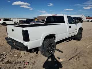 2004 Chevrolet Silverado 2500HD z VIN 1GCHK24G34E266055, wystawiony jako Copart lot #85174685 z przebiegiem 82 833 mil mil oraz Czysty tytuł • Clean title. Historia ofert i sprzedaży dostępna na DreamBid. Obrazek 3.
