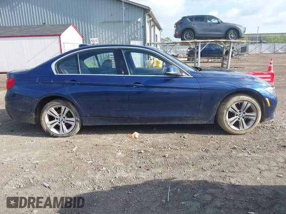 ✅ 2017 BMW 3 Series 330i xDrive • VIN: WBA8D9C32HA005561 • Lot: 42161234. Listed on IAAI with Not provided. Free auction sales archive from the USA and detailed vehicle history report at DreamBid. Image 13.