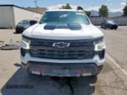 ✅ 2024 Chevrolet Silverado 1500 LT Trail Boss • VIN: 3GCUDFEDXRG243117 • Lot: 69073085. Wystawiony na Copart z przebiegiem 61 981 mil. Bezpłatny archiwum sprzedaży aukcyjnych z USA i szczegółowy raport historii pojazdu na DreamBid. Zdjęcie 5.