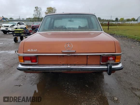 ✅ 1972 Mercedes-Benz 250 • VIN: 11401112012877 • Лот: 82096125. Опубликован ранее на Copart с пробегом 29 678 миль. Бесплатный доступ к архиву аукционных продаж из США и подробный отчёт об истории автомобиля на DreamBid. Изображение 6.