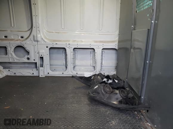 ✅ 2022 Ford Transit Cargo • VIN: 1FTBR1C81NKA73847 • Лот: 44727975. Опубликован ранее на Copart с пробегом 81 869 миль. Бесплатный доступ к архиву аукционных продаж из США и подробный отчёт об истории автомобиля на DreamBid. Изображение 10.