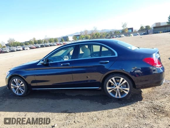 ✅ 2015 Mercedes-Benz C 300 Luxury • VIN: 55SWF4KB1FU019082 • Lot: 43863198. Wystawiony na IAAI z przebiegiem 43 679 mil. Bezpłatny archiwum sprzedaży aukcyjnych z USA i szczegółowy raport historii pojazdu na DreamBid. Zdjęcie 14.