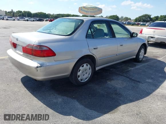 ✅ 1998 Honda Accord LX • VIN: 1HGCG5645WA212204 • Лот: 43726920. Опубликован ранее на IAAI с пробегом Не указан. Бесплатный доступ к архиву аукционных продаж из США и подробный отчёт об истории автомобиля на DreamBid. Изображение 4.