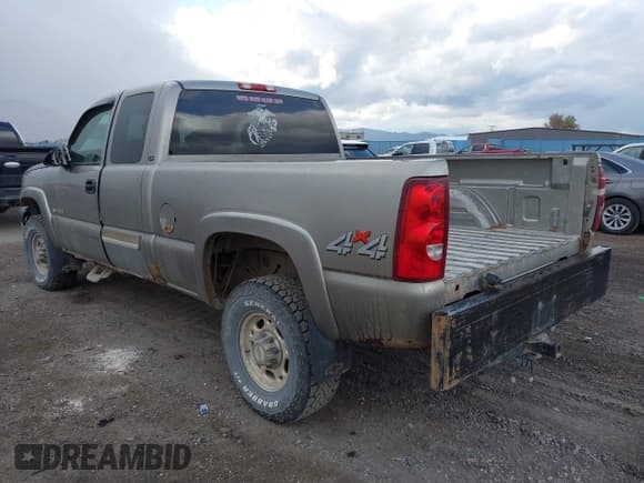 ✅ 2003 Chevrolet Silverado 2500HD LS • VIN: 1GCHK29U33E286917 • Lot: 43442116. Wystawiony na IAAI z przebiegiem 273 361 mil. Bezpłatny archiwum sprzedaży aukcyjnych z USA i szczegółowy raport historii pojazdu na DreamBid. Zdjęcie 3.