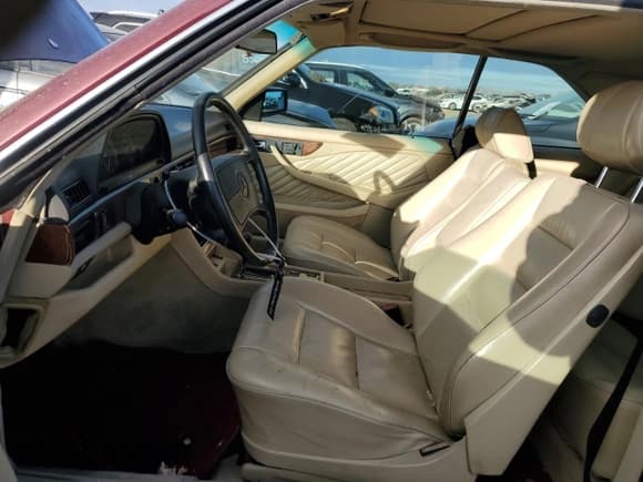 ✅ 1989 Mercedes-Benz 560 560SEC • VIN: WDBCA45D6KA429152 • Лот: 82880234. Опубликован ранее на Copart с пробегом 121 969 миль. Бесплатный доступ к архиву аукционных продаж из США и подробный отчёт об истории автомобиля на DreamBid. Изображение 7.