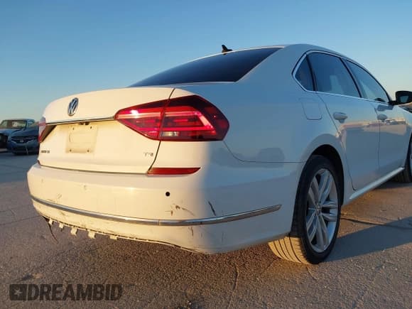 ✅ 2018 Volkswagen Passat SE • VIN: 1VWBA7A38JC006214 • Lot: 43627748. Listed on IAAI with 142,802 mi. Free auction sales archive from the USA and detailed vehicle history report at DreamBid. Image 17.
