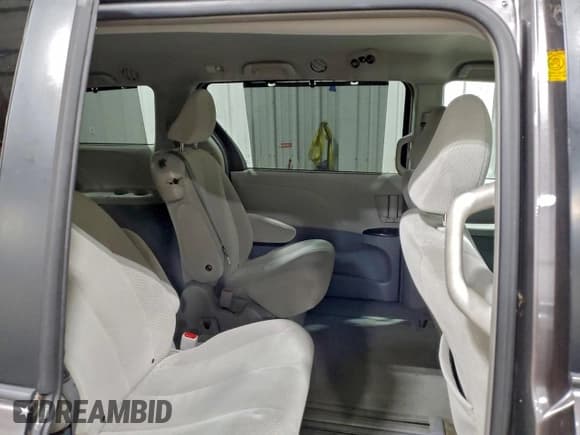 ✅ 2012 Toyota Sienna LE • VIN: 5TDKK3DC2CS242816 • Лот: 93912105. Опубликован ранее на Copart с пробегом 288 438 миль. Бесплатный доступ к архиву аукционных продаж из США и подробный отчёт об истории автомобиля на DreamBid. Изображение 11.