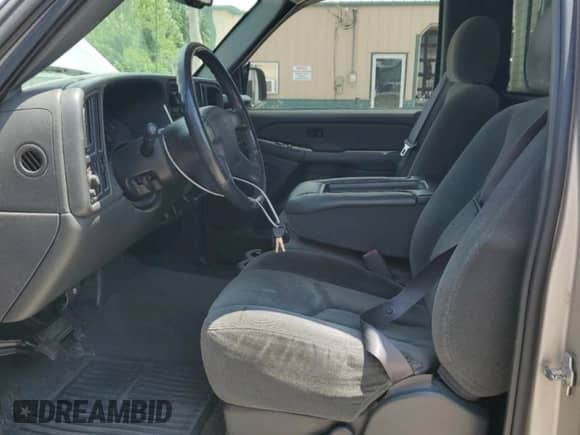 2004 Chevrolet Silverado 1500 z VIN 1GCEC14T54Z330032, wystawiony jako Copart lot #63007825 z przebiegiem 137 965 mil mil oraz Czysty tytuł • Clean title. Historia ofert i sprzedaży dostępna na DreamBid. Obrazek 7.