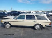 ✅ 1981 Mercedes-Benz 300 • VIN: WDBAB93A0BN004769 • Lot: 43684189. Wystawiony na IAAI z przebiegiem 306 130 mil. Bezpłatny archiwum sprzedaży aukcyjnych z USA i szczegółowy raport historii pojazdu na DreamBid. Zdjęcie 13.