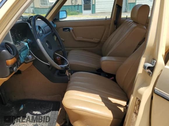 ✅ 1981 Mercedes-Benz 240 • VIN: WDBAB23A1BB225239 • Lot: 64263965. Wystawiony na Copart z przebiegiem 161 741 mil. Bezpłatny archiwum sprzedaży aukcyjnych z USA i szczegółowy raport historii pojazdu na DreamBid. Zdjęcie 7.