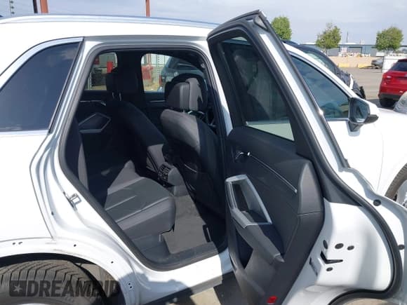 ✅ 2021 Audi Q3 Premium • VIN: WA1AUCF33M1090847 • Lot: 41990536. Wystawiony na IAAI z przebiegiem 86 780 mil. Bezpłatny archiwum sprzedaży aukcyjnych z USA i szczegółowy raport historii pojazdu na DreamBid. Zdjęcie 8.