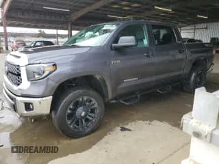 ✅ 2019 Toyota Tundra SR5 • VIN: 5TFDY5F17KX826698 • Лот: 63645555. Опубликован ранее на Copart с пробегом 113 574 миль. Бесплатный доступ к архиву аукционных продаж из США и подробный отчёт об истории автомобиля на DreamBid. Изображение 1.