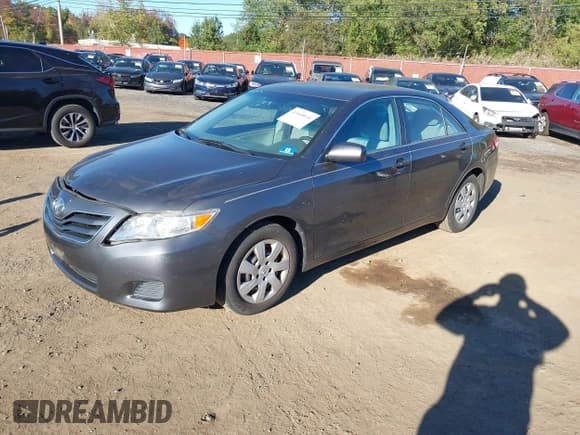 ✅ 2010 Toyota Camry LE • VIN: 4T1BF3EK0AU103816 • Лот: 43468844. Опубликован ранее на IAAI с пробегом 115 431 миль. Бесплатный доступ к архиву аукционных продаж из США и подробный отчёт об истории автомобиля на DreamBid. Изображение 2.