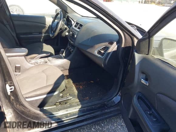 2014 Dodge Avenger SE z VIN 1C3CDZAB6EN174594, wystawiony jako IAAI lot #43474212 z przebiegiem 183 464 mil mil oraz . Historia ofert i sprzedaży dostępna na DreamBid. Obrazek 5.