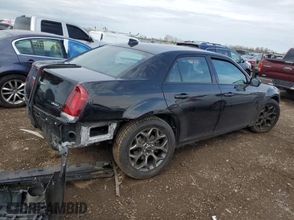 ✅ 2016 Chrysler 300 S • VIN: 2C3CCAGGXGH261899 • Lot: 54545335. Listed on Copart with 90,580 mi. Free auction sales archive from the USA and detailed vehicle history report at DreamBid. Image 3.