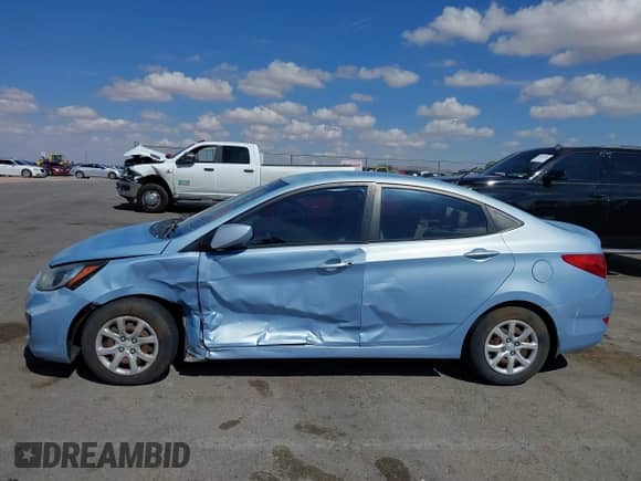 2013 Hyundai Accent GLS z VIN KMHCT4AE1DU413111, wystawiony jako IAAI lot #43342868 z przebiegiem 96 731 mil mil oraz . Historia ofert i sprzedaży dostępna na DreamBid. Obrazek 14.