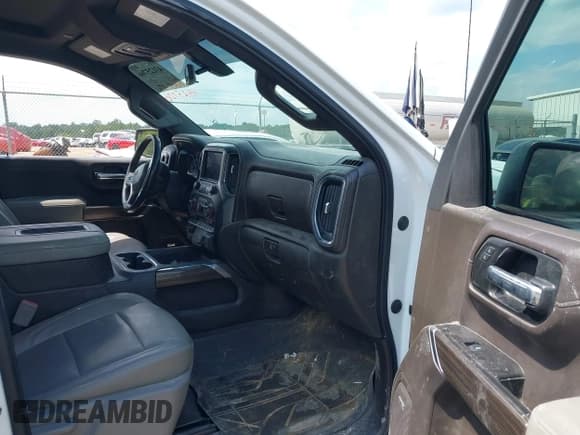 ✅ 2019 Chevrolet Silverado 1500 RST • VIN: 3GCUYEED0KG168397 • Lot: 43125706. Wystawiony na IAAI z przebiegiem 92 805 mil. Bezpłatny archiwum sprzedaży aukcyjnych z USA i szczegółowy raport historii pojazdu na DreamBid. Zdjęcie 5.