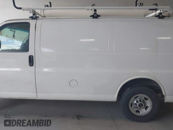 ✅ 2015 GMC Savana Cargo • VIN: 1GTW7FCF1F1907626 • Lot: 42584311. Wystawiony na IAAI z przebiegiem 237 505 mil. Bezpłatny archiwum sprzedaży aukcyjnych z USA i szczegółowy raport historii pojazdu na DreamBid. Zdjęcie 14.