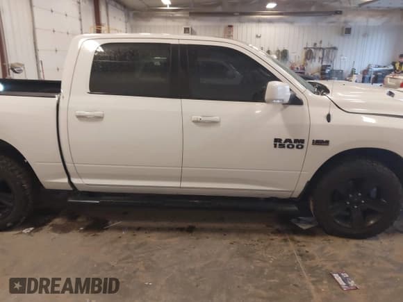 ✅ 2018 Ram 1500 Night • VIN: 1C6RR7MT0JS189238 • Lot: 43504875. Wystawiony na IAAI z przebiegiem 93 609 mil. Bezpłatny archiwum sprzedaży aukcyjnych z USA i szczegółowy raport historii pojazdu na DreamBid. Zdjęcie 13.