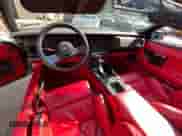 1986 Chevrolet Corvette z VIN 1G1YY6789G5901710, wystawiony jako Copart lot #91651995 z przebiegiem 24 224 mil mil oraz Czysty tytuł • Clean title. Historia ofert i sprzedaży dostępna na DreamBid. Obrazek 13.