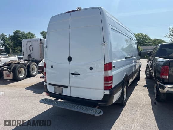✅ 2016 Mercedes-Benz Sprinter Cargo EXT • VIN: WD3PE8DD1GP245588 • Lot: 42861882. Wystawiony na IAAI z przebiegiem 294 442 mil. Bezpłatny archiwum sprzedaży aukcyjnych z USA i szczegółowy raport historii pojazdu na DreamBid. Zdjęcie 25.