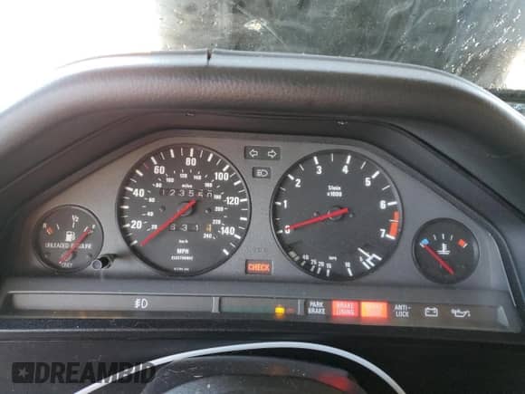 1990 BMW 3 Series z VIN WBABB2317LEC22917, wystawiony jako Copart lot #85798864 z przebiegiem 123 550 mil mil oraz Czysty tytuł • Clean title. Historia ofert i sprzedaży dostępna na DreamBid. Obrazek 9.