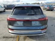 ✅ 2019 Audi e-tron Prestige • VIN: WA1VAAGE8KB007581 • Lot: 92131045. Wystawiony na Copart z przebiegiem 106 452 mil. Bezpłatny archiwum sprzedaży aukcyjnych z USA i szczegółowy raport historii pojazdu na DreamBid. Zdjęcie 6.